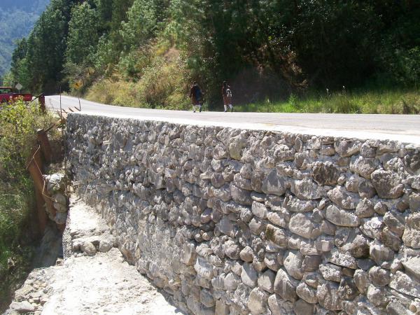 Muro de contencion en camino Quimixtlan 